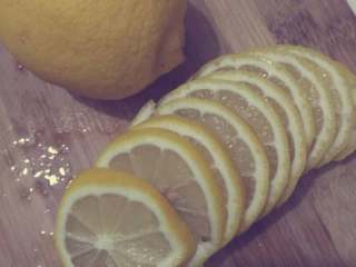 柠檬蜜,柠檬切成薄片，柠檬再切之前用盐巴搓洗几分钟，这样干净。擦干水分