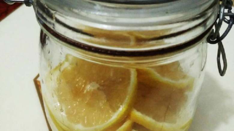 柠檬蜜,密封入冰箱保鲜放2-3就可以开喝了，每次拿一两片泡水喝