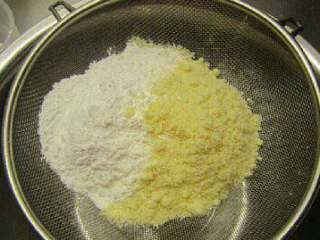 法式马卡龙,把杏仁粉和糖粉进行过筛。