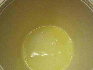 法式马卡龙,蛋清放入无油无水的容器里。