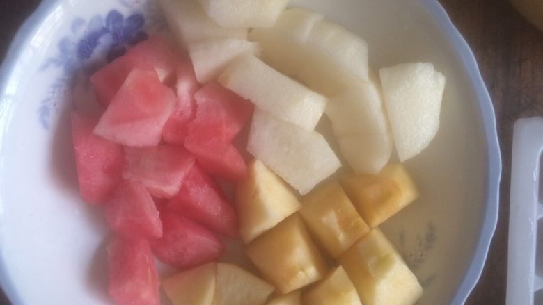 《水果酸奶冰》,将喜欢的水果切丁