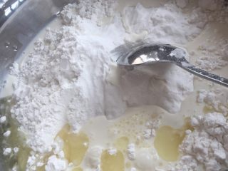 奥利奥雪梅娘,把150g糯米粉，30g玉米粉，50g糖，40g玉米油，175牛奶全部混合搅拌均匀