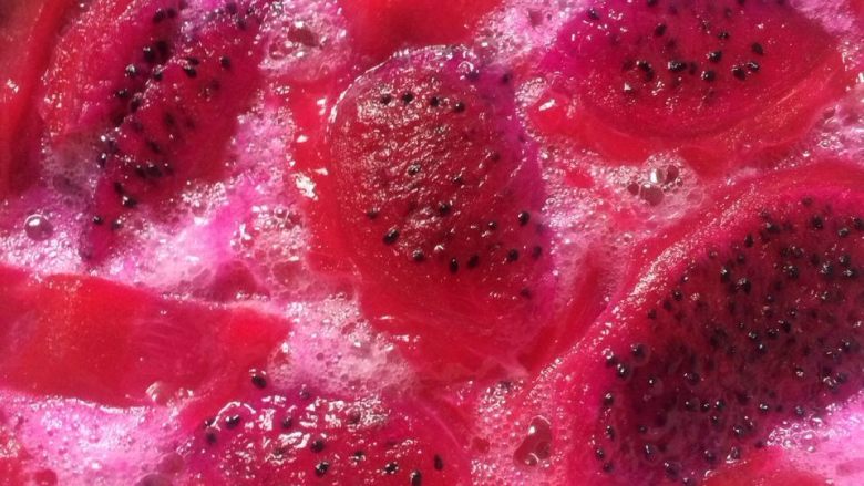 红心火龙果酵素,12小时后每天搅拌2-3次，酵素桶表面起了一层泡泡，把浮在表层的食材轻轻用搅拌勺往下按，让食材充分浸泡在液体当中，使之发酵更加充分