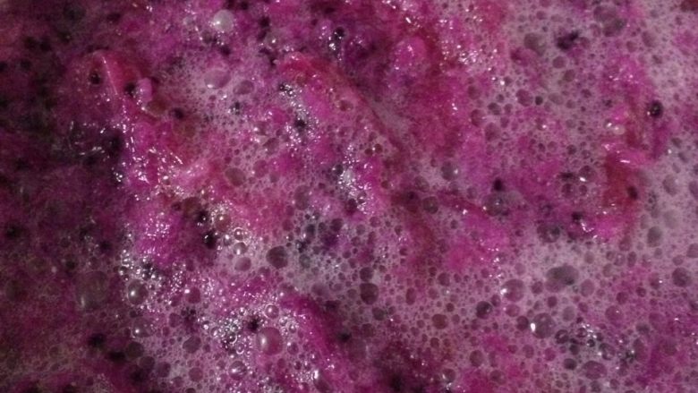 红心火龙果酵素,发酵68小时，表面看起来泡沫变少，闻起来有酒酿的香味，尝起来酸大于甜，而且还有少许麻舌的感觉，发酵基本完成，可以起桶