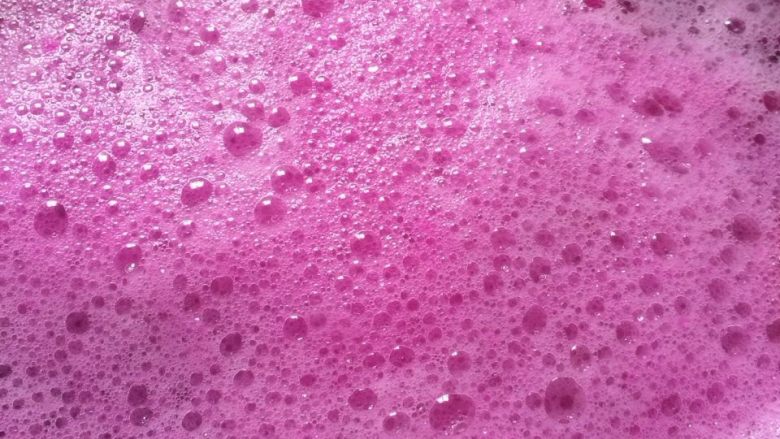 红心火龙果酵素,发酵48小时，搅拌均匀后产生大量泡泡，泡多而细腻，尝起来酸甜酸甜，继续发酵