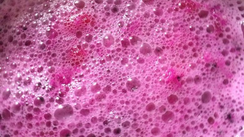 红心火龙果酵素,发酵24小时后，搅拌均匀后产生很多泡泡