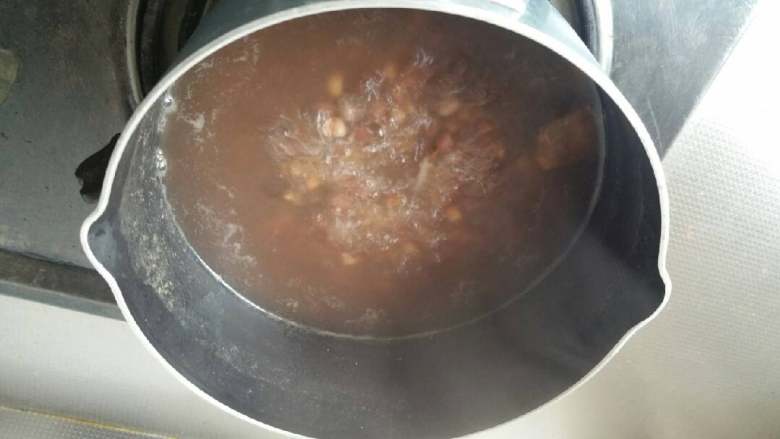 红豆薏米葛根水,一起熬煮30分钟，然后就可以喝啦！