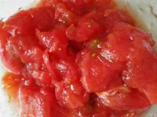 自制番茄酱,柿子选皮薄摸着软的，皮厚摸着硬的都是打药的也不好吃，去皮弄一小碗
