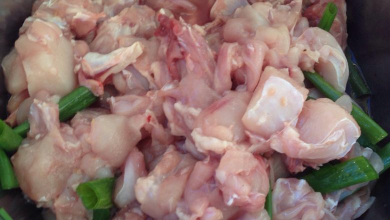 泡椒兔,腌制兔子半小时，腌制兔肉里放：料酒，盐，和葱！