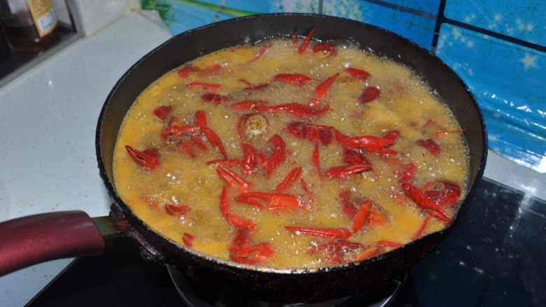 盱眙十三香小龙虾,1：大火烧开，龙虾煮5分钟。(虾翻身两次）