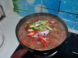 盱眙十三香小龙虾,1：加入适量的青椒、大蒜、生姜。