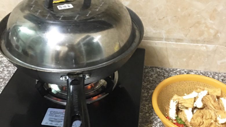 草鱼豆腐汤,热油煎二面黄 倒入清水盖上锅盖