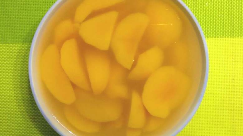 自制黄桃罐头,做好后，冰箱冷藏下，口味更佳。简单，方便，实惠。