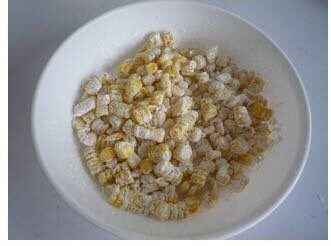 公主大人的玉米烙ˊ_>ˋ,玉米粒放入两大勺干淀粉均匀搅拌
