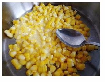 公主大人的玉米烙ˊ_>ˋ,平底锅放入少许油，倒入搅拌好的玉米粒，用勺子压开