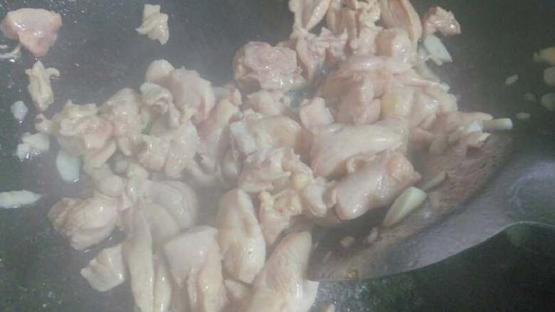 土豆香菇烧鸡腿,姜蒜放热油里炒棒香，放入鸡腿