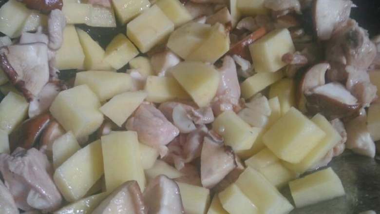 土豆香菇烧鸡腿,鸡腿炒好了加入土豆香菇
