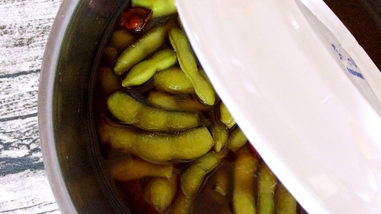 盐水毛豆,关火后拿个盘子盖住毛豆，防止毛豆飘起来，更好的入味
