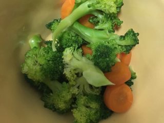 吉野家#日式照烧鸡肉饭,腌制过程中把花菜和胡萝卜用沸水焯熟备用。