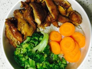 吉野家#日式照烧鸡肉饭,小心将鸡肉切好，并将花菜和胡萝卜一起摆入盛好米饭的碗内，最后把锅内剩余的汤汁浇在切好的鸡肉上即可。