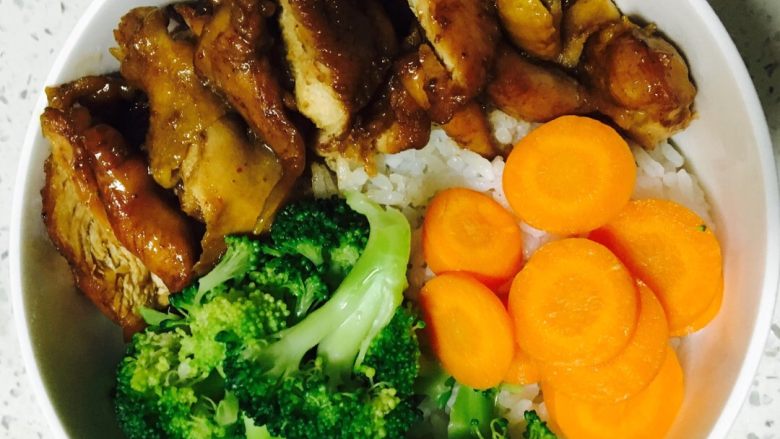 吉野家#日式照烧鸡肉饭,小心将鸡肉切好，并将花菜和胡萝卜一起摆入盛好米饭的碗内，最后把锅内剩余的汤汁浇在切好的鸡肉上即可。