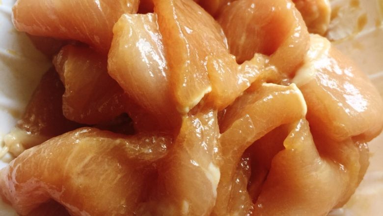 肉片杏鲍菇,里脊用盐、生抽、料酒、淀粉腌渍半小时以上。