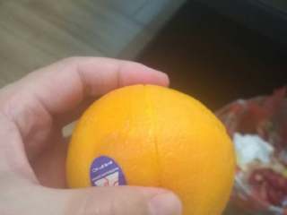 手剥甜橙,用手沿切口轻轻压，使刀口张开