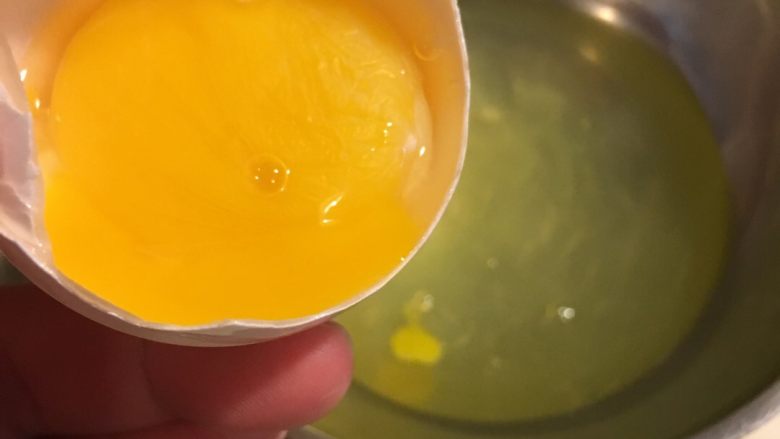 香煎肉饼,鸡蛋敲开，分出蛋白和蛋黄～⚠️只要蛋白。