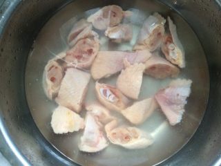 木耳蒸鸡翅,切块（1切3），清水中再洗出血丝。