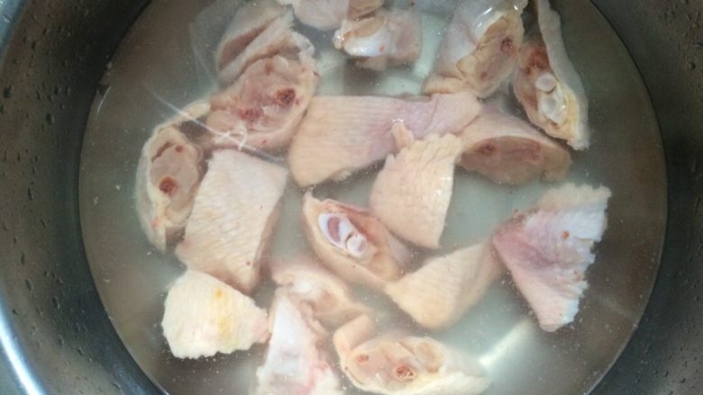 木耳蒸鸡翅,切块（1切3），清水中再洗出血丝。
