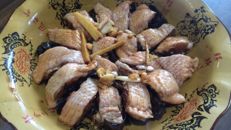 木耳蒸鸡翅,鸡翅装盘，放在木耳上面，把腌制的汤料浇在上面。