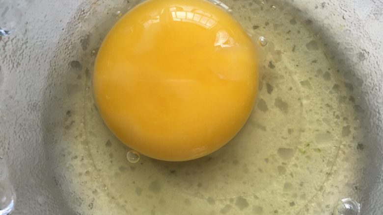 花菜鸡蛋汤,打一个鸡蛋在碗里