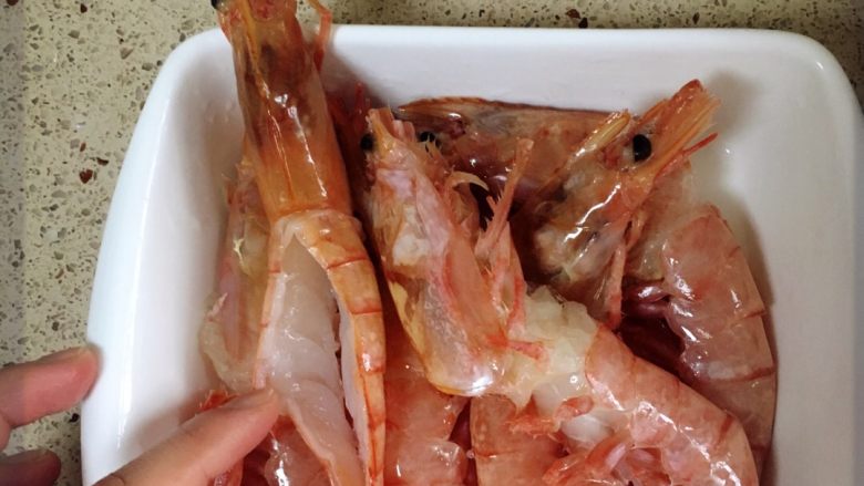 芝士焗大虾,阿根廷红虾解冻后开背。去掉虾线。这次买的虾没有很赞。所以我还是选择把虾头里的胃都去掉了。