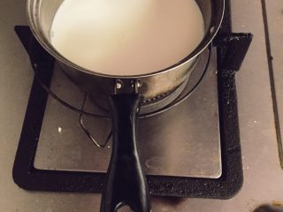 椰丝牛奶小方,牛奶加热加入糖搅拌均匀