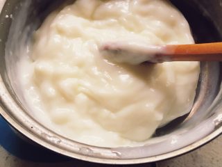 椰丝牛奶小方,把淀粉混合物加入牛奶中不停搅拌均匀，直到越来越浓稠