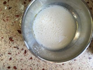香蕉饼,加牛奶，也是依照香蕉面粉的量来添加牛奶，可以适度的调浓稠