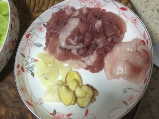 莴笋木耳肉片,把猪肉切成薄片。搭配蒜和姜