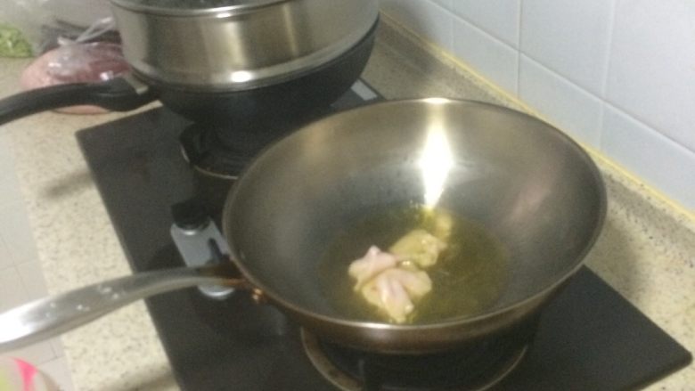 莴笋木耳肉片,先把肥肉放在锅里炒出油。这个步骤自己选择，可以省略。我觉得这样炒下要香一点
