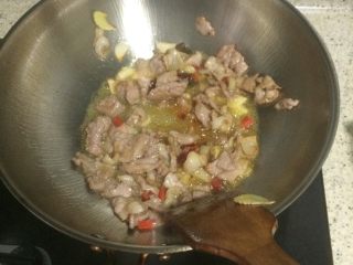 莴笋木耳肉片,加入之前腌好的猪肉，姜蒜，和泡椒一起翻炒。然后加入一勺豆瓣继续翻炒