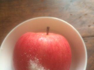 瘦身减肥食谱《蒸苹果》,苹果用水冲洗，浸湿表面。在苹果表面放少许盐，双手握住苹果来回搓，苹果表面的脏东西很快就会搓干净，而且盐可以起到很好的杀菌作用。
