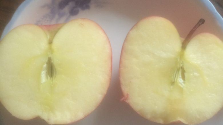 瘦身减肥食谱《蒸苹果》,然后用水冲洗干净，将苹果对半分开