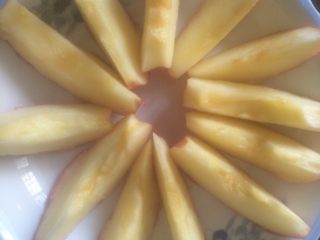 瘦身减肥食谱《蒸苹果》,去掉苹果的根蒂，用勺子挖出果核。将苹果均匀的切成小块，这样可以让苹果在蒸的时候很快熟透。
