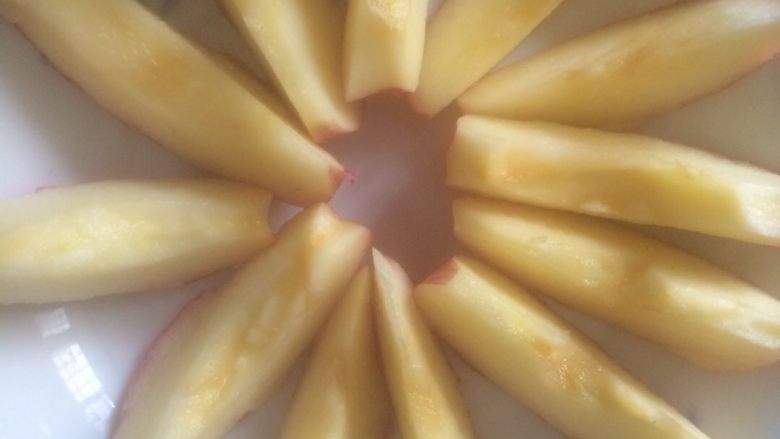 瘦身减肥食谱《蒸苹果》,去掉苹果的根蒂，用勺子挖出果核。将苹果均匀的切成小块，这样可以让苹果在蒸的时候很快熟透。
