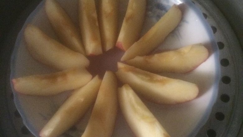 瘦身减肥食谱《蒸苹果》,将切好的小块放入盘子过小碗中，放入锅上蒸，大火蒸5分钟，取出，稍冷却后，即可食用。
