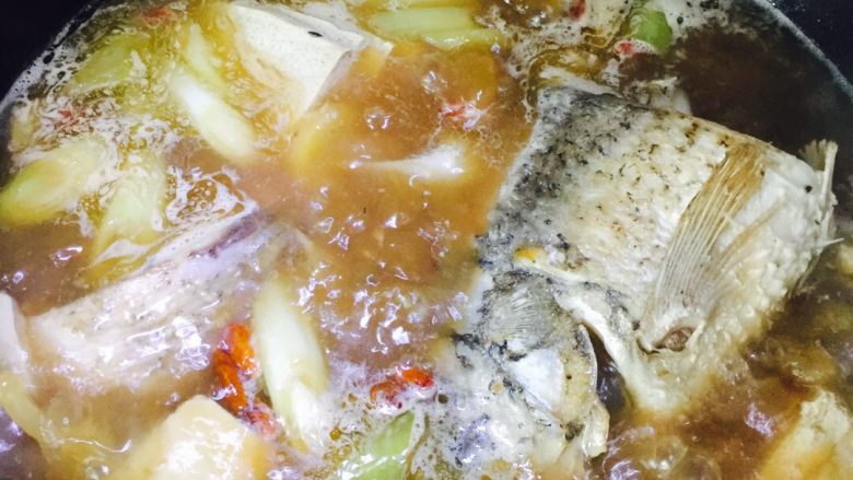 冻豆腐炖鱼,爆炒好的鱼加汤或者热水，加入冻豆腐，多煮半小时鱼肉和汤都很入味。