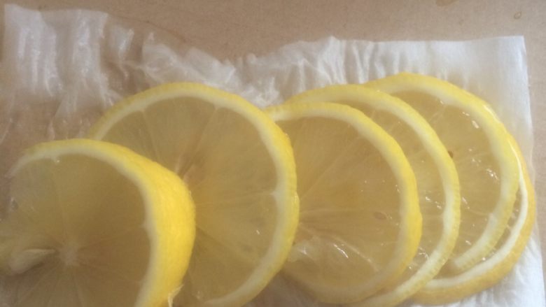 《柠檬枸杞蜂蜜茶》,柠檬切薄片