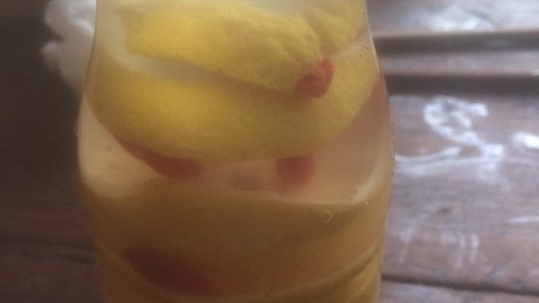 《柠檬枸杞蜂蜜茶》,一直放蜂蜜、柠檬、枸杞，到瓶子顶部