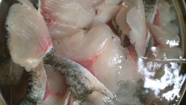 酸菜鱼,把打片的鱼肉清洗后，用小水不断冲洗10分钟。（主要是把鱼片中的血丝冲洗掉，使鱼片更加白透）