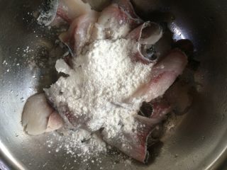 酸菜鱼,把清水冲洗后的鱼片滤水后，放入食盐、生粉、鸡蛋清、料酒。