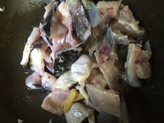 酸菜鱼,起油锅放入橄榄油、姜丝、蒜、油炸至香味后放入鱼头、鱼尾、鱼排翻炒2分钟。